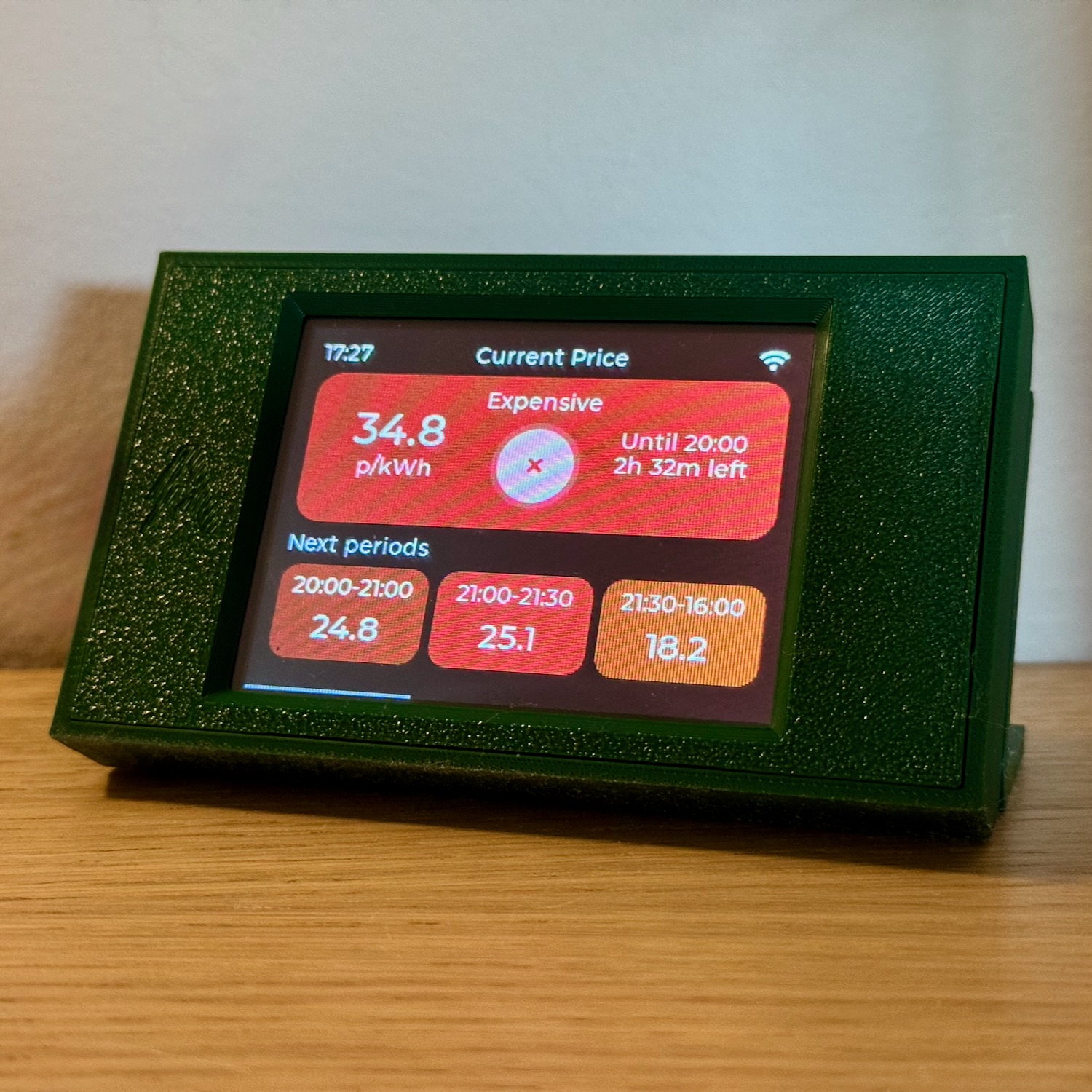 Greenlight display sitting on a wooden surface showing the current Agile tariff band